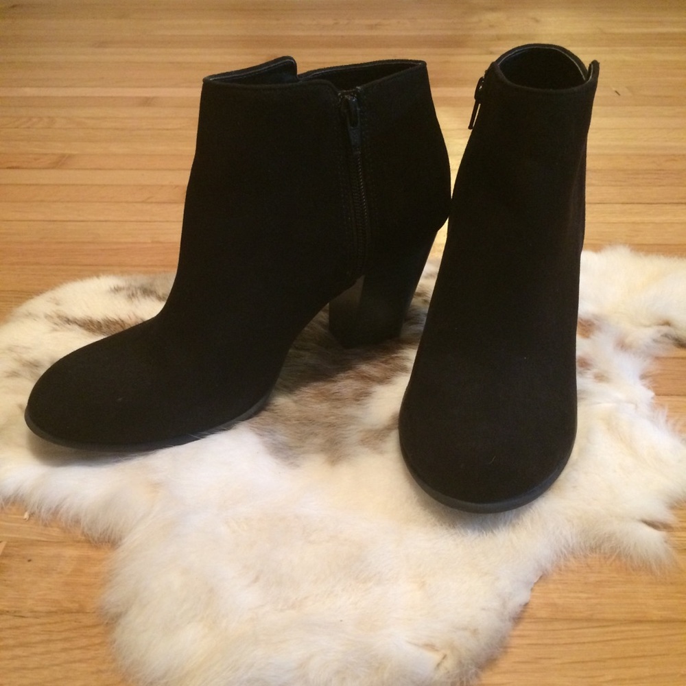 Old Navy Sueded Block Heel Booties in Black - Picture 2 of 4